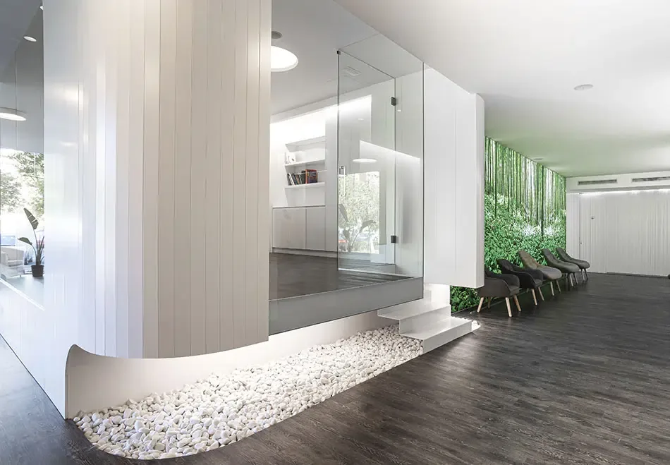 Recepción y sala de espera de Clínica Manzanera