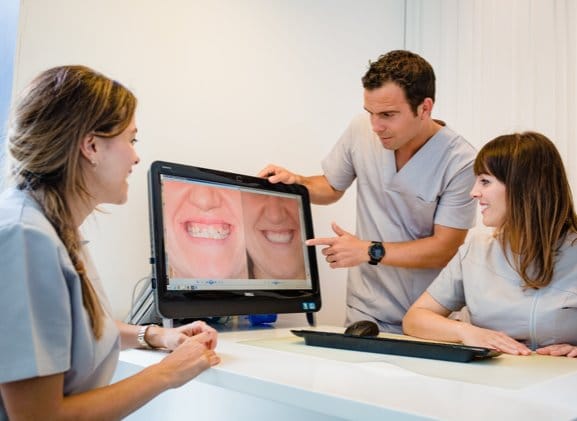 Consulta de ortodoncia invisible en Clínica Manzanera, Valencia